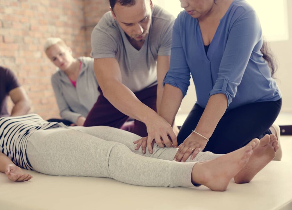 Découvrez les différentes techniques et compétences nécessaires pour devenir un praticien professionnel de massage bien-être