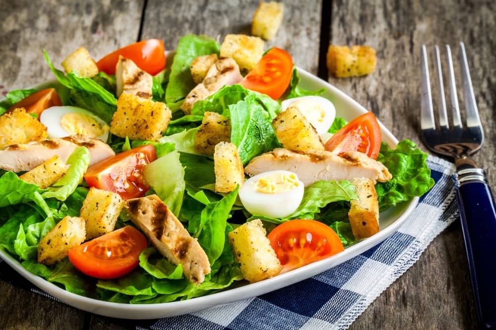 Recette facile et rapide : salade de poulet césar rapide